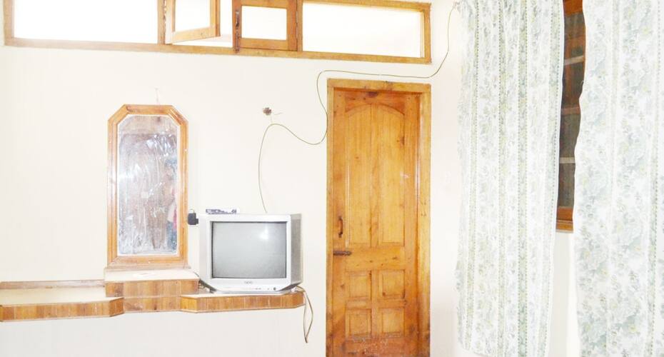 Kashmir Khalsa Hotel, Srinagar 4